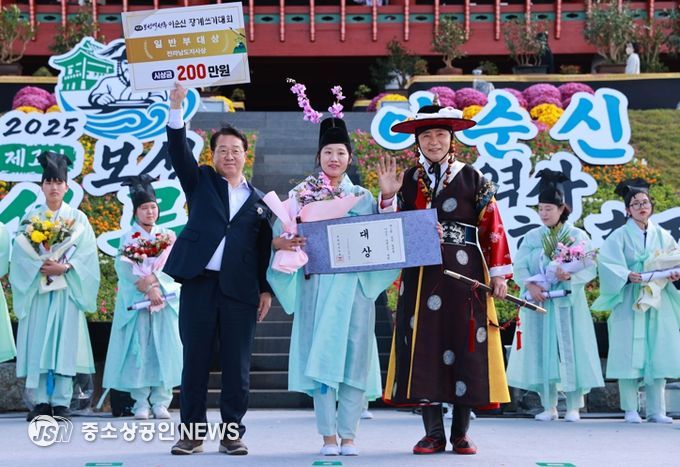 보성군, 전국 최초 ‘제1회 보성 열선루 이순신 장계 쓰기 대회’ 성황_문금주 국회의원(왼쪽), 일반부 대상 서은애(전남 순천, 36세), 김철우 보성군수가 수상을 축하하고 있다.