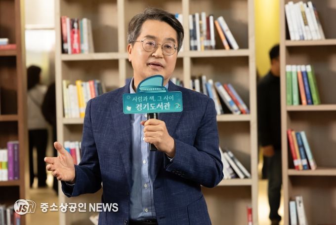 25일 오후 경기도서관에서 열린 경기도서관 도민과의 첫만남에서 김동연 경기도지사가 키워드 토크에 참여하고 있다.