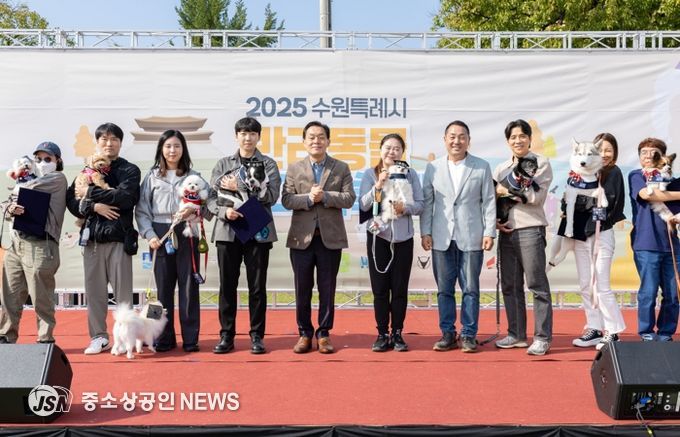 이재준 수원시장(왼쪽 5번째)이 매너견, 반려인들과 함께하고 있다.