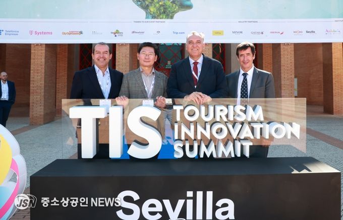 24일 스페인 세비야 피베스에서 TIS 2025 폐막식 후 이상일 시장(왼쪽 둘째)이 아르투로 베르날 안달루시아 주 관광부 장관(오른쪽 둘째), 알베르트 플라나스 네벡스트 CEO(왼쪽 첫째), 미겔 안토니오 네벡스트 회장과 기념사진을 촬영하고 있다