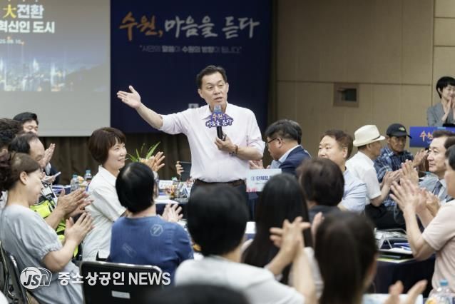 이재준 수원시장이 화서1동 새빛만남에서 발언하고 있다.