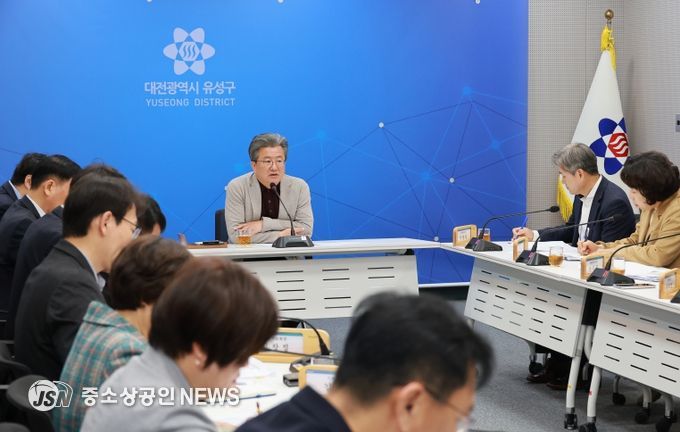 정용래 유성구청장이 27일 오전 주간간부회의를 통해 실종 노인 수색을 지시하고 있다