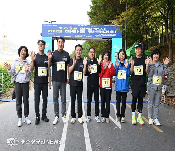 김동근 시장이 10월 25일 ‘2025 의정부시 하천마라톤 전국대회’에서 참가자들을 격려하고 있다