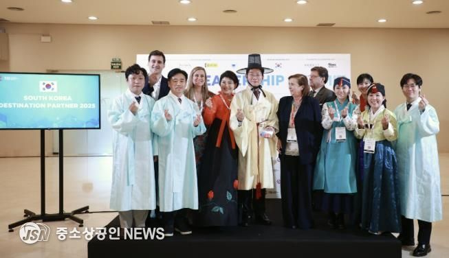 22일 세비야 피베스에서 이상일 시장과 시 대표단이 한복을 입고 기념사진을 촬영하고 있다