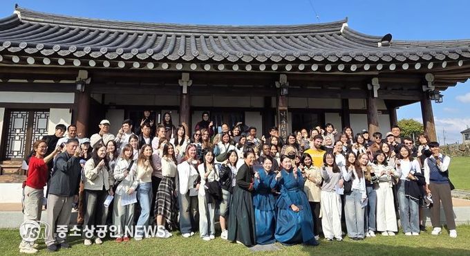 나주시가 외국인 유학생 70여 명을 초청해 문화유산 탐방과 전통문화 체험 행사를 진행했다.