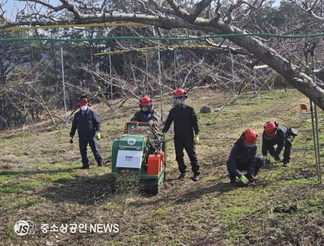 보성군은 오는 11월 3일부터 ‘영농부산물 파쇄지원단’을 본격 운영해 산불 예방과 미세먼지 저감, 농촌 일손 부담 완화에 나선다_2024년 파쇄지원단 활동 사진(1)