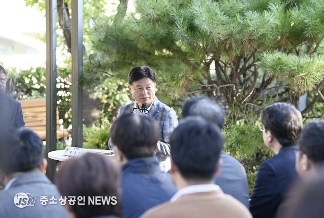 조용익 부천시장이 27일, 고라개공원에서 열린 ‘틈만나면, 현장속으로’ 에서 레미콘 공장 일대 환경오염 최소화를 위해 주민 및 업체 관계자와 의견을 나누고 있다.