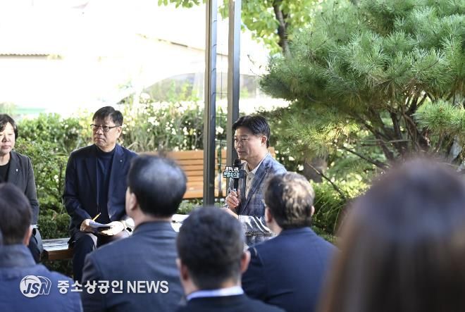 조용익 부천시장(왼쪽에서 세번째)이 27일, 고라개공원에서 열린 ‘틈만나면, 현장속으로’ 에서 레미콘 공장 일대 환경오염 최소화를 위해 주민 및 업체 관계자와 의견을 나누고 있다