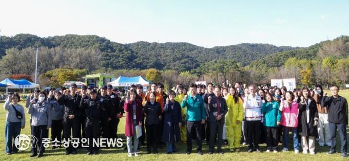 최충규 대덕구청장과 관계기관 관련자들이 28일 금강로하스 대청공원에서 열린 ‘2025년 대전 대덕구 생물테러 대비․대응 현장훈련’ 후 기념 촬영을 하고 있다.