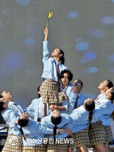 25일 ‘제2회 지역대표공연예술제-무안 네가 꽃’에서 펼쳐진 무대 공연