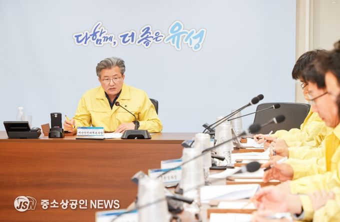 28일 진행된 '2025 재난대응 안전한국훈련'에서 정용래 유성구청장이 토론 훈련을 진행하고 있다.