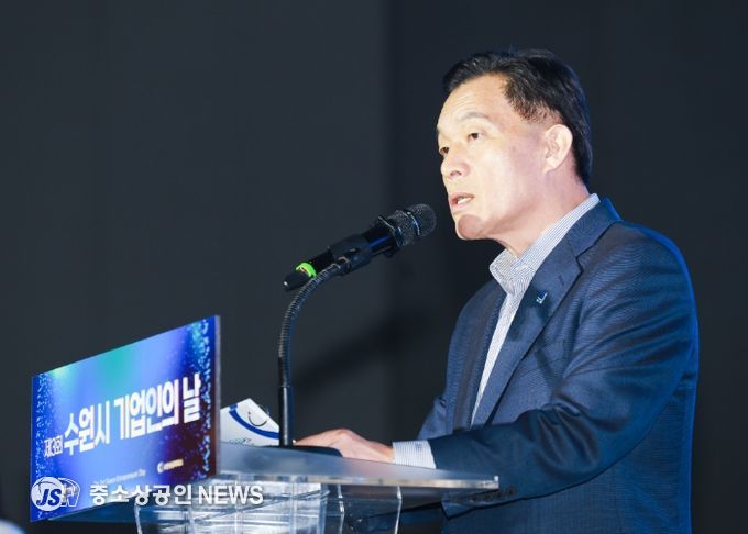 이재준 수원시장이 환영사를 하고 있다.