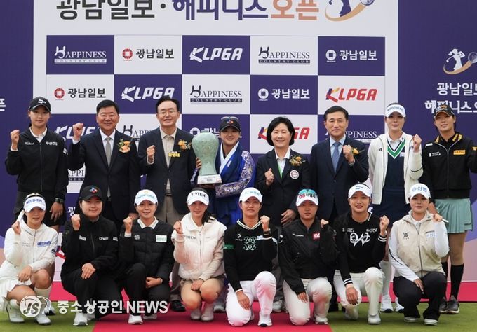 ‘광남일보 해피니스 오픈’ 3라운드까지 남은 선수들과 관계자들이 시상식에서 기념사진을 찍고 있다.