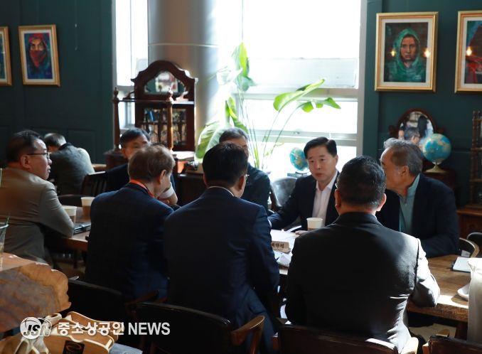 인천항만공사 이경규 사장이 OKTA 임원진들과 인천항 수출 관련 협의를 하고 있다