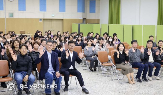 최충규 대덕구청장(사진 첫 번째 줄 왼쪽 세 번째)과 고명환 작가(사진 첫 번째 줄 왼쪽 두 번째), 대덕구 직원들이 28일 ‘직원 마음건강 프로그램’의 일환으로 마련된 ‘힐링 스트레스 관리 특강’을 마친 후 기념 촬영을 하고 있다.