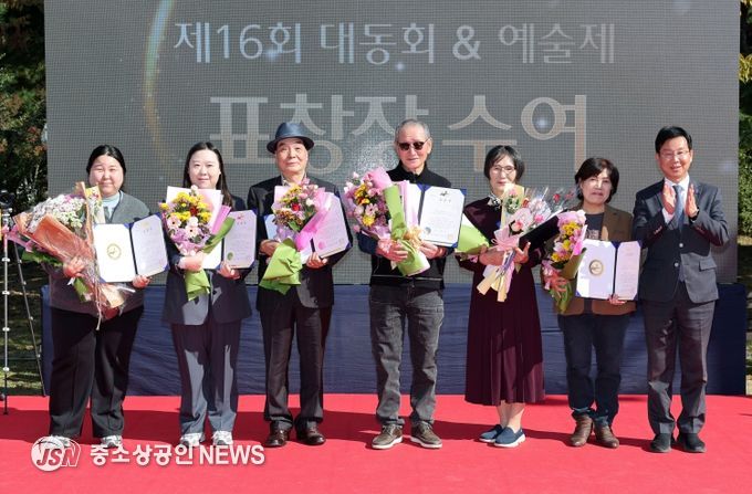 박병규 광산구청장이 29일 운남근린공원에서 열린 더불어락노인복지관 개관 20주년 기념식에서 표창장 수여 기념사진을 찍고 있다.