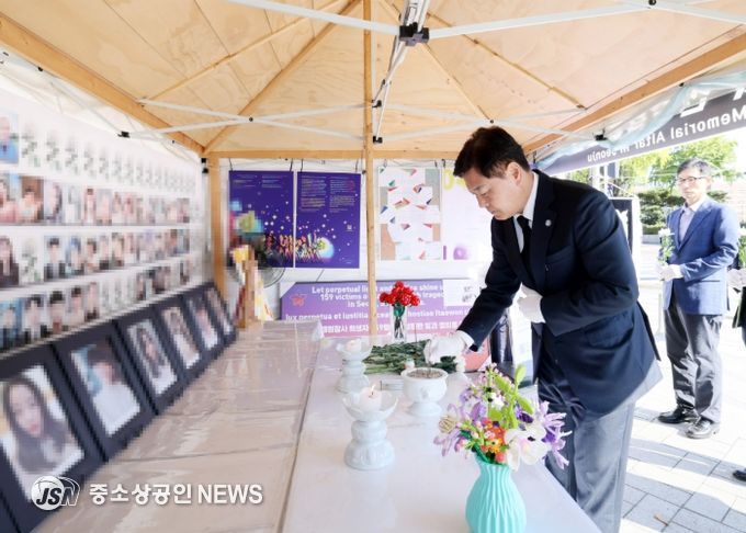 김관영 전북특별자치도지사가 29일 이태원 참사 발생 3주기를 맞아 전주 풍남문광장에 마련된 ‘이태원 참사 희생자 추모 분향소’를 찾아 헌화와 묵념을 올리며 희생자들을 애도하고 있다.