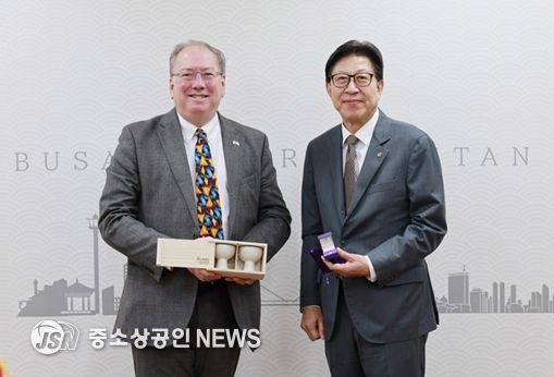 박형준 시장, '마이클 마이넬리' 영국 지옌 회장 접견