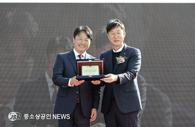 이민근 안산시장(오른쪽)이 윤동열 안산대학교 총장(왼쪽)으로부터 감사패를 전달받고 함께 기념촬영을 하고 있다.