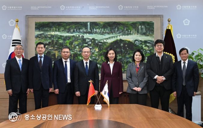 상하이인대 대표단과 면담 후 기념 촬영(좌측에서 다섯 번째 최호정 의장, 박춘선 의원(여섯번째), 김동욱 의원(일곱번째))