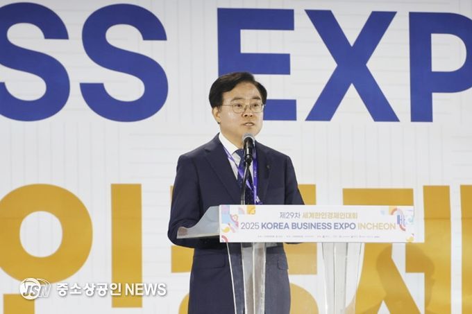 진교훈 서울 강서구청장이 인천 송도컨벤시아에서 열린 ‘2025 한국 비즈니스 엑스포 인천 폐막식’에서 인사말을 하고 있다.