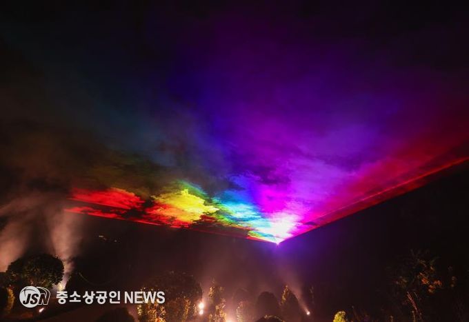 위로는 무지개, 아래로는 안개가 어우러진 무지개·밤이슬 구간 전경