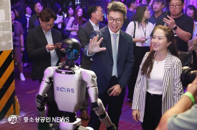 ‘2025 크리에이티브×성수’ CT페어에 참여한 정원오 성동구청장의 모습