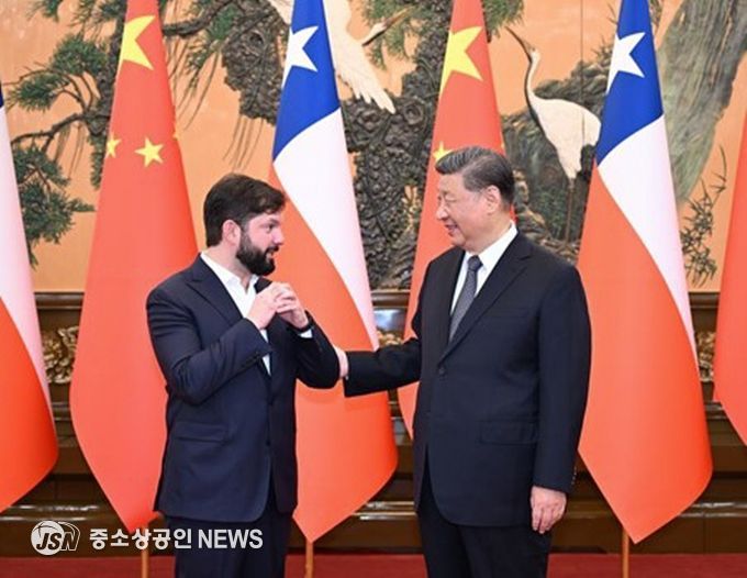 시 주석이 5월 14일 중국 베이징 인민대회당에서 가브리엘 보리치 칠레 대통령과 회견하고 있다. (사진/신화통신)