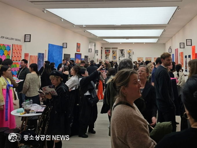 (사진: 런던 사치갤러리 전시 전경)