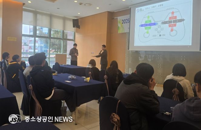 광주시교육청이 30일 국립중앙과학관에서 진행한 AI 체험 캠프에서 참가 학생들이 드론에 대해 실습하고 있다.