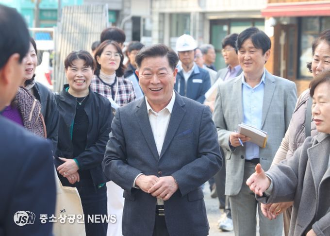 박승원 광명시장이 31일 '제64회 생생소통현장'으로 철산10·11단지 재건축 현장을 방문해 시민의 이야기를 경청하고 있다.