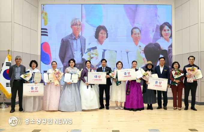 고흥군, 제9회 송수권 시문학상 및 제6회 시 낭송대회 성황리에 마무리- 공영민 고흥군수(왼쪽 6번째)가 31일 군청 우주홀에서 열린 ‘제6회 송수권 시 낭송대회’에서 대상 수상자인 한은주 씨(왼쪽 5번째) 등 수상자와 기념촬영을 하고 있다