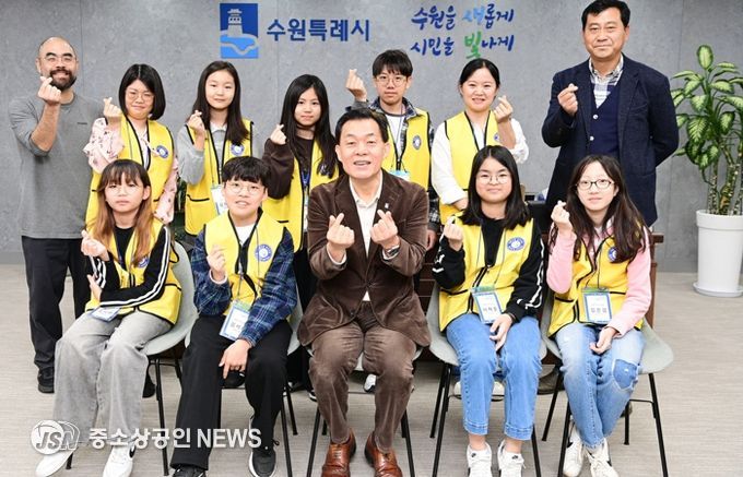 이재준 수원시장(앞줄 가운데)과 청개구리 기자단이 함께하고 있다.