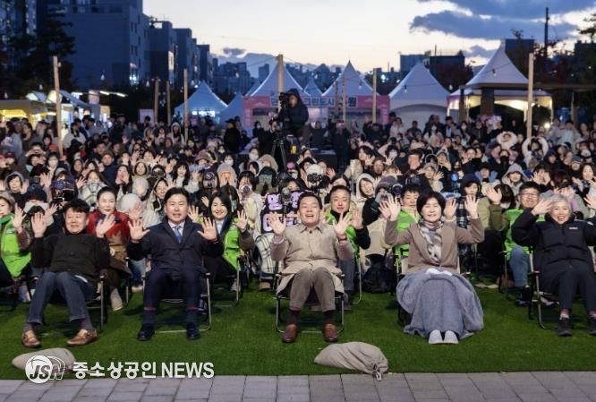 이재준 수원시장(가운데), 백혜련 의원(수원시을), 수원시의회 윤경선 의원, 이병진 수원도시재단 이사장, 김종석 권선구청장 등이 탄소중립 한마당 축제에 참가한 시민들과 함께하고 있다.