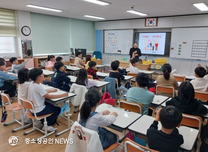 11월부터 12월까지 관내 초·중·고등학교 26개 ‘아토피·천식 안심학교’를 대상으로 알레르기질환 예방관리 교육을 추진한다.