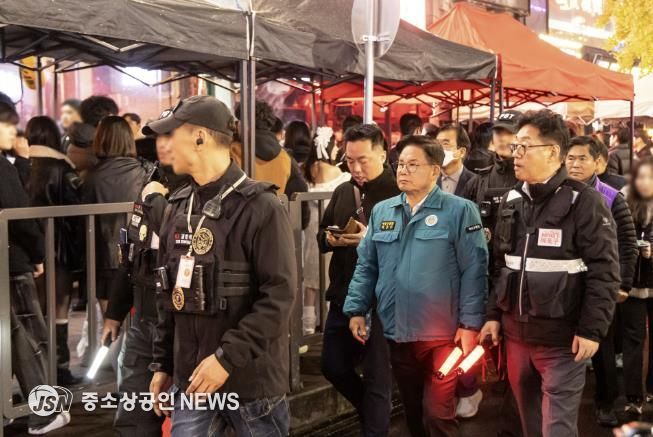 박강수 마포구청장이 핼러윈데이 당일인 10일 31일 레드로드에서 안전관리에 나섰다