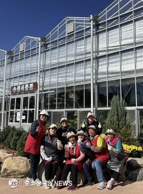 2025 대한민국 국향대전, (사)한국생활개선회함평군연합회가 두건을 착용한 모습