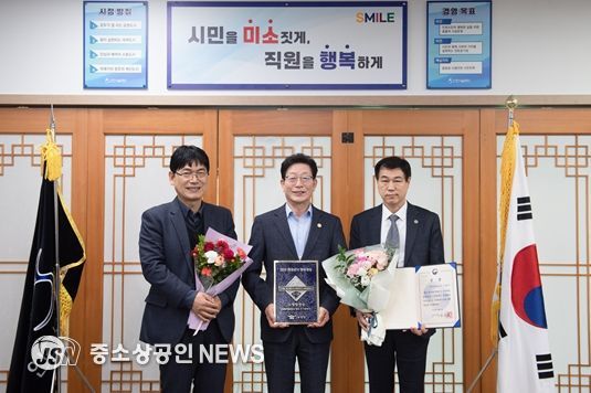 인천시설공단(이사장 김재보, 가운데)은 지난 3일 「제24회 대한민국 안전대상」에서 소방청장상을 수상했다.