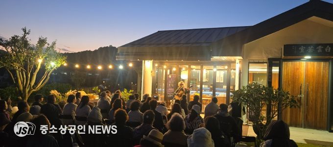 초대가수 이두헌이 ‘다정한 밤 콘서트’를 열고 있다.