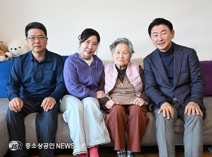 김동근 시장이 11월 3일 100세 생신을 맞은 관내 어르신 가정을 방문해 함께 기념사진을 찍고 있다.