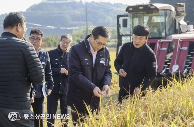 영암군, 서호면 가루쌀 수확 현장서 농업인과 소통