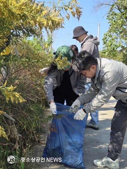 전남교육청교육연수원 행정전문리더과정 연수생들이 환경정화‧사랑나눔 봉사활동을 하고 있다.