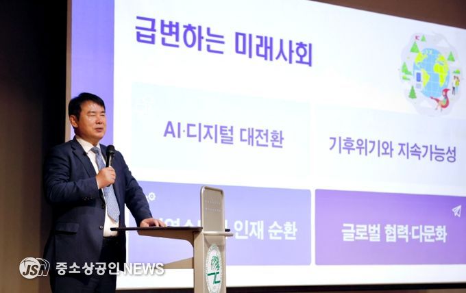 이정선 광주시교육감이 5일 광주교육대학교에서 재학생 대상 특강을 진행하고 있다.