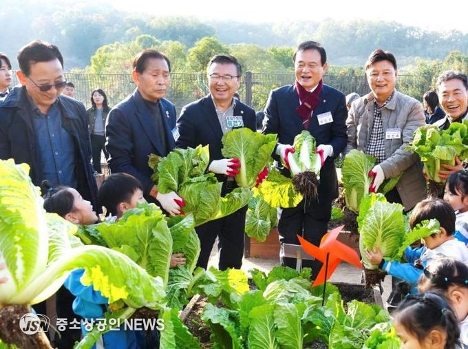 중랑행복6농장 개장식에 참석한 류경기 중랑구청장과 관계자들의 모습