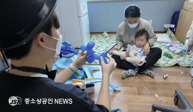 마술동아리 마피아가 소아병원 어린이를 대상으로 마술쇼를 펼치고 있다.