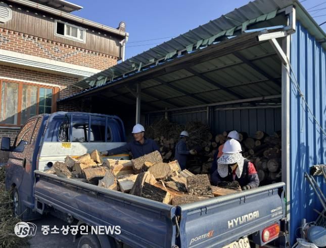 지난 5,6일 관내 어려운 이웃에게 땔감을 전달하는 모습