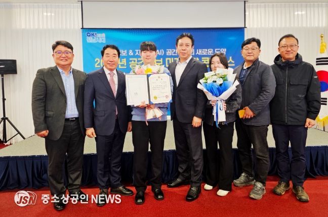 강진군이 ’2025년 공간정보 및 도로명주소 연구과제 경진대회‘에서 최우수상을 수상하고 기념촬영을 하고 있다.