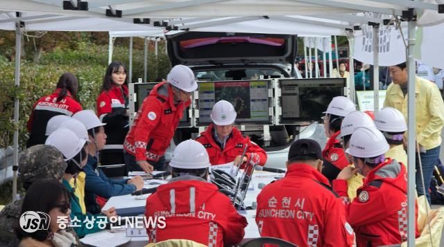 상사면 산불 대응 훈련 현장에서 안전한국훈련 현장통합지휘본부가 현장대응회의를 진행하고 있다