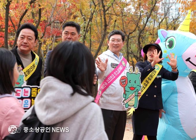 이상일 용인특례시장은 6일 용인백현초에서 열린 어린이 교통안전 캠페인에 참여했다