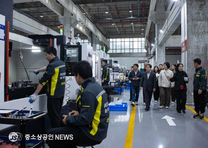 4일 주광덕 시장이 로봇산업 현장을 방문해 생산시설을 견학하고 있다.